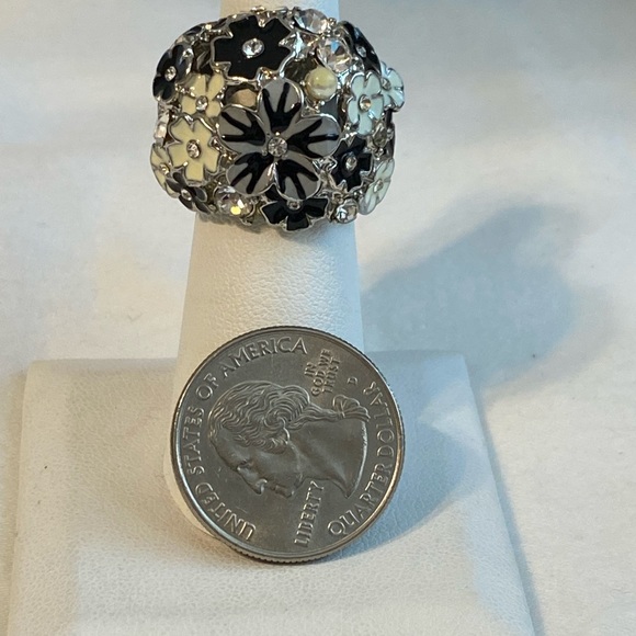 Enamel and rhinestone floral statement Ring in gray, black and cream size 5 - Picture 7 of 13